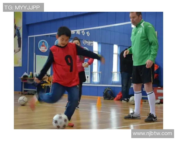 小孩天真戏耍大牌足球球星引发欢乐场面温馨画面感动无数球迷