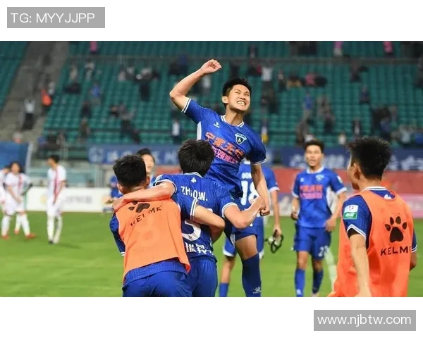 硬汉足球巨星传奇：从草根到巅峰的拼搏与荣耀